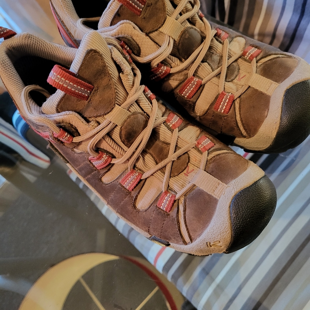 Keen athletic shoes, hiking